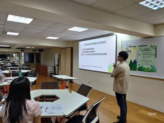 「綠色健康產業」研習會系列一邀請林家民老師，台灣森林保健學會理事暨林業署認證森林療癒師，蒞校進行講座。圖片