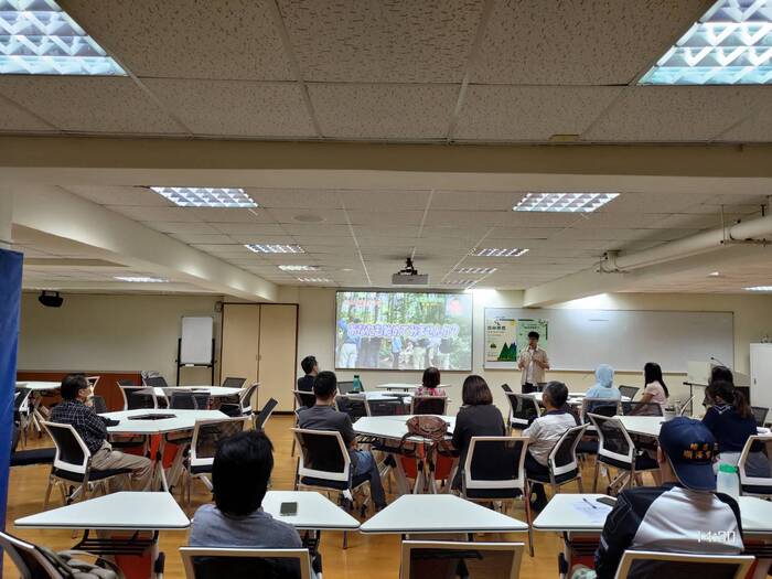 「綠色健康產業」研習會系列一邀請林家民老師，台灣森林保健學會理事暨林業署認證森林療癒師，蒞校進行講座。圖片