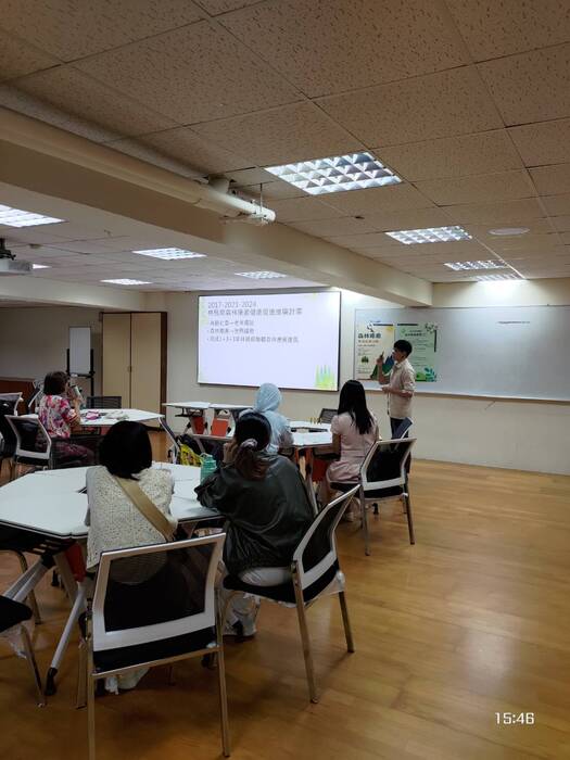 「綠色健康產業」研習會系列一邀請林家民老師，台灣森林保健學會理事暨林業署認證森林療癒師，蒞校進行講座。圖片