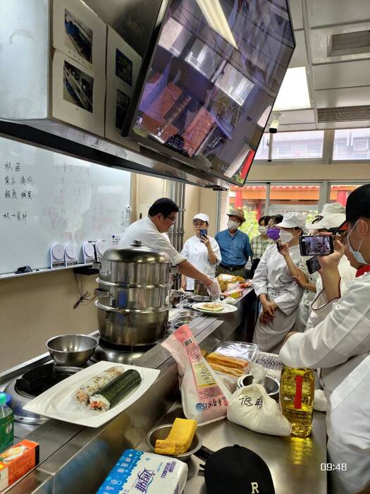 台日交流「秋季養生」研習會系列一邀請「台南晶英酒店」鄭安宏主廚，蒞校進行秋季養生壽司製作教學示範。圖片