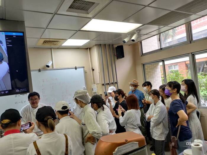台日交流「秋季養生」研習會系列一邀請「台南晶英酒店」鄭安宏主廚，蒞校進行秋季養生壽司製作教學示範。圖片