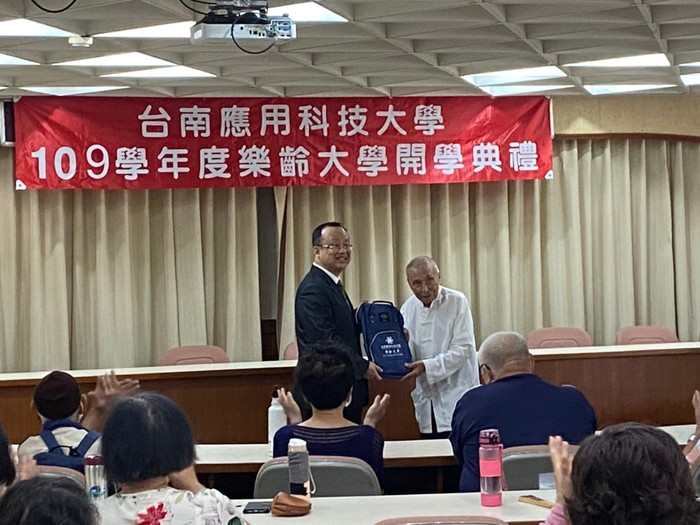 109.09.14 開學典禮-成和正主秘、賴美穎主任、戴淑貞老師圖片