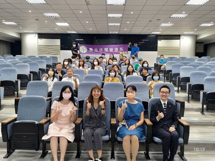台日交流「秋季養生」研習會系列二-邀請「The Day Spa」河崎多惠社長，蒞校進行日式秋季養生法及芳香療法美療師職涯發展趨勢介紹圖片